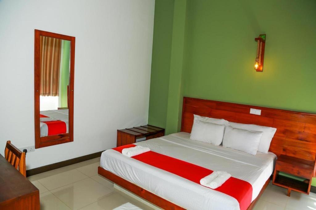 Sea Cloud Dalawella Hotel Unawatuna Bagian luar foto