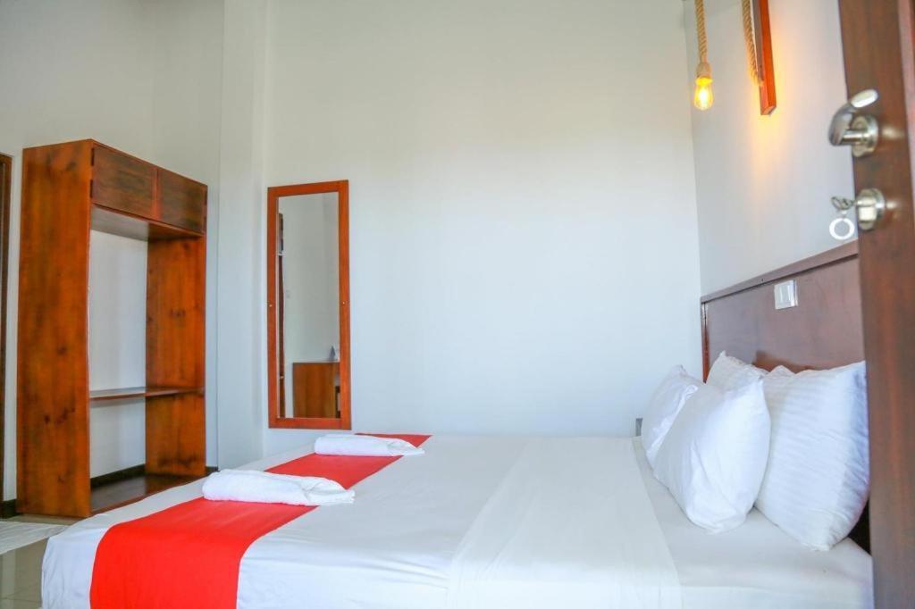 Sea Cloud Dalawella Hotel Unawatuna Bagian luar foto