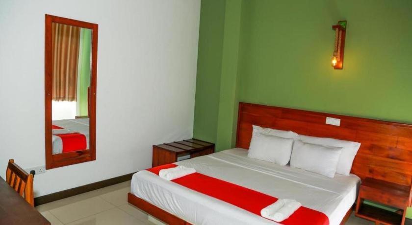Sea Cloud Dalawella Hotel Unawatuna Bagian luar foto